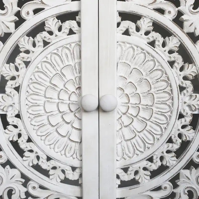 Meuble de rangement de style campagnard avec deux portes sculptées ajourées